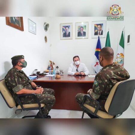 Prefeito Carlinhos se reúne  com os Tenentes Denilson e Brandão responsáveis pelas juntas militares de Pernambuco