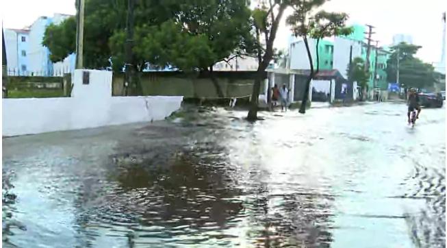 Vazamento de água derruba muro de escola municipal e alaga ruas e casas no Recife