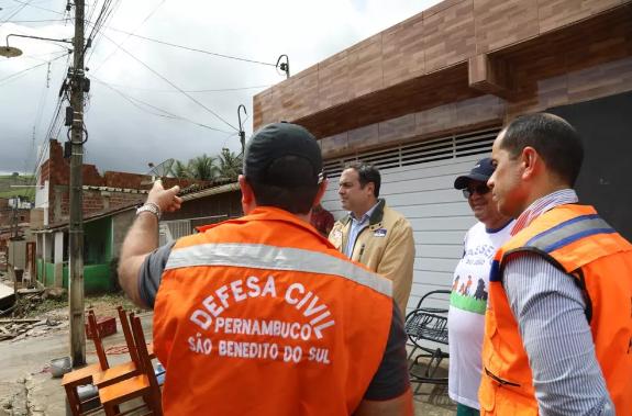 Governador Paulo Câmara (PSB) visitou São Benedito do Sul, área mais atingida pela chuvas em Pernambuco neste início de julho — Foto: Djair Pedro/SEI