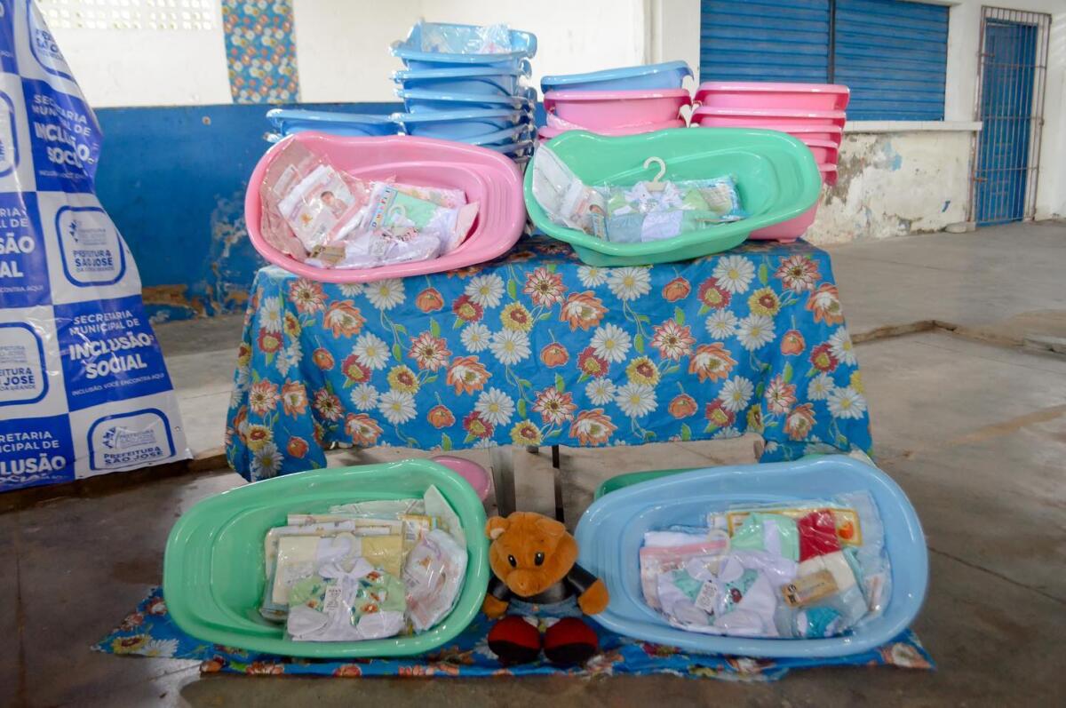 Prefeitura de São José da Coreoa Grande faz entrega de enxovais as futuras mamães