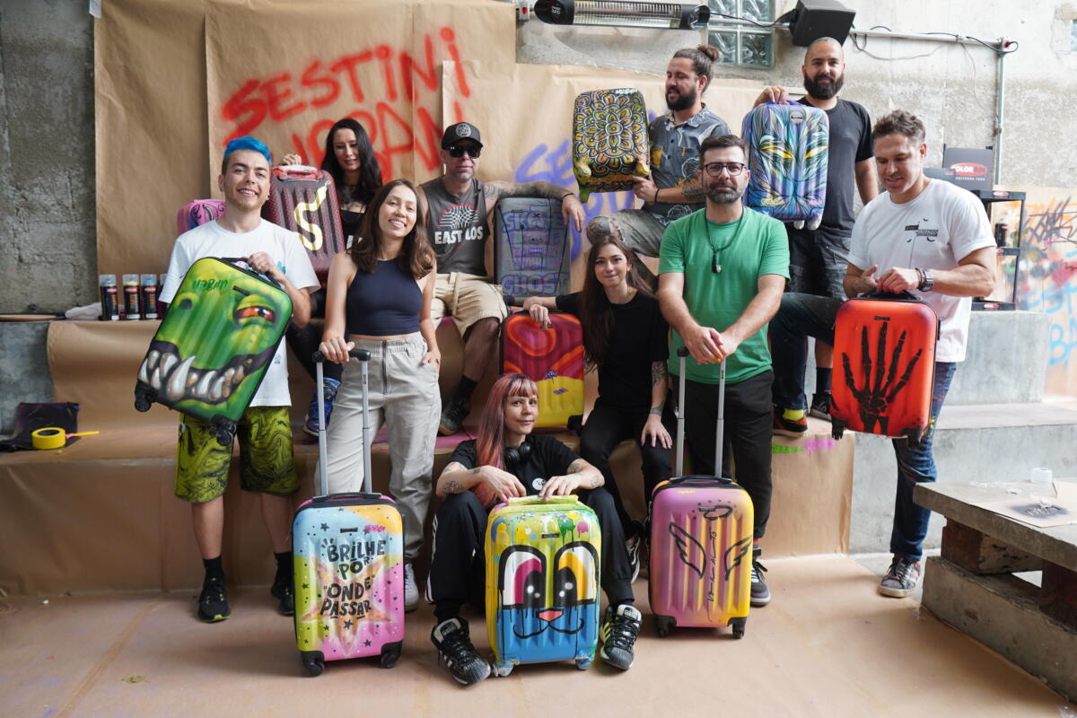 Artistas brasileiros transformam malas em obras de arte