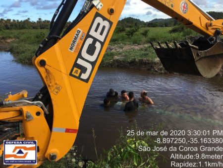 Compesa realiza limpeza dos canos e troca da bomba submersa