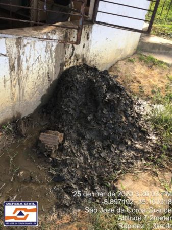 Compesa realiza limpeza dos canos e troca da bomba submersa