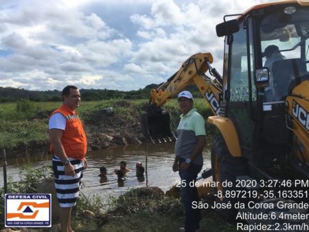 Compesa realiza limpeza dos canos e troca da bomba submersa