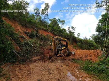 Prefeitura de São José realiza ação de desobstrução após deslizamento de barreira na estrada