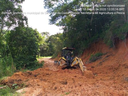 Prefeitura de São José realiza ação de desobstrução após deslizamento de barreira na estrada