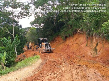 Prefeitura de São José realiza ação de desobstrução após deslizamento de barreira na estrada