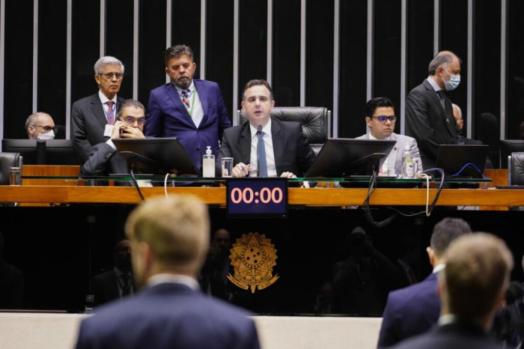 Abaixo do presidente do Congresso, senador Rodrigo Pacheco (PSD-MG), o placar representa que não houve voto e análise sobre a emenda inconstitucional inserida em projeto de lei Pablo Valadares/Câmara dos Deputados