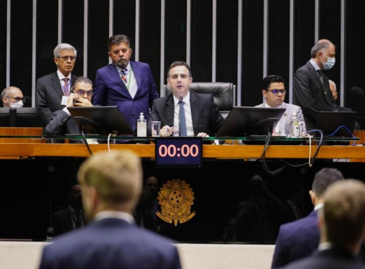 Abaixo do presidente do Congresso, senador Rodrigo Pacheco (PSD-MG), o placar representa que não houve voto e análise sobre a emenda inconstitucional inserida em projeto de lei Pablo Valadares/Câmara dos Deputados